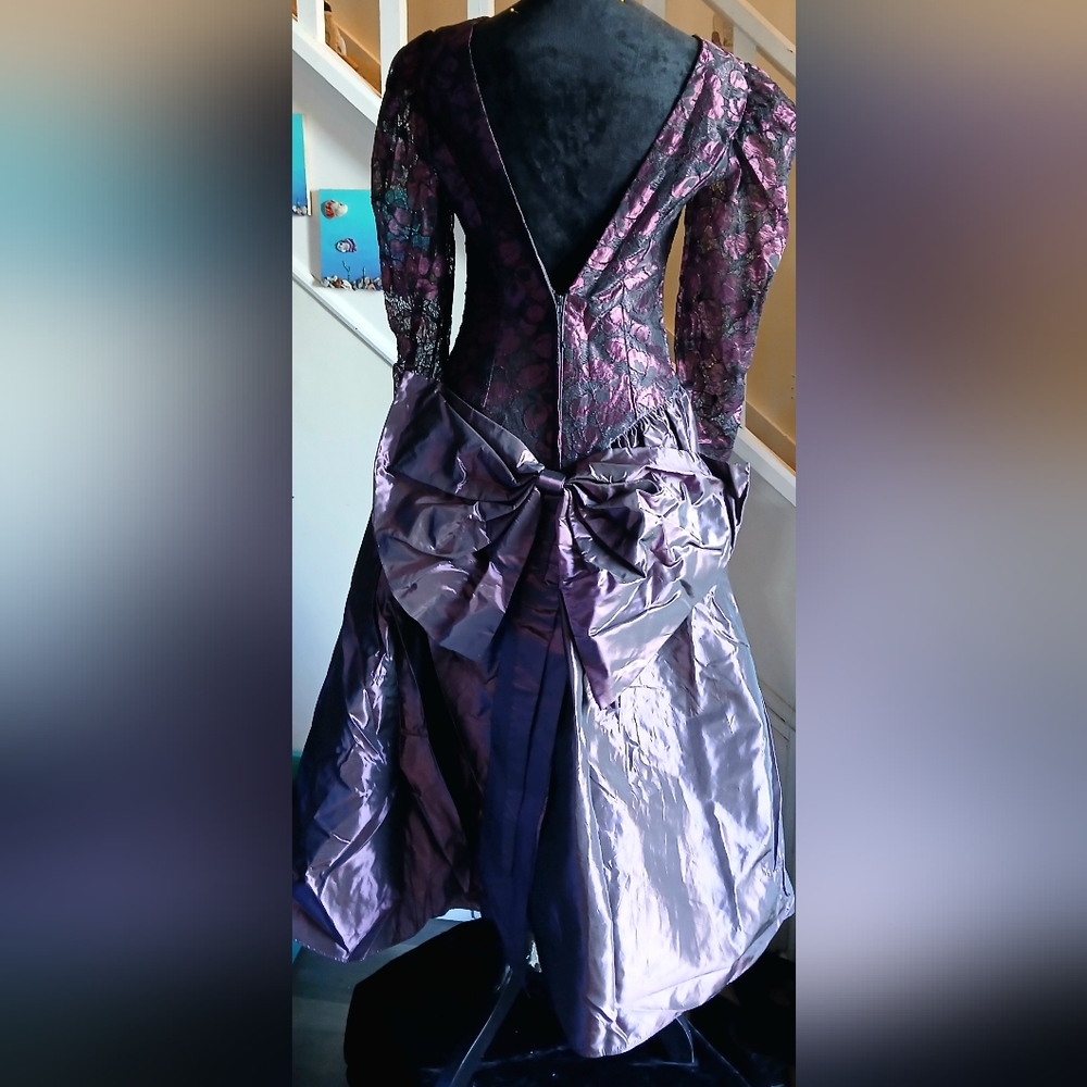 Vintage Loralie Long Sleeve Lace Dress in Deep Purple - Picture 3 of 4